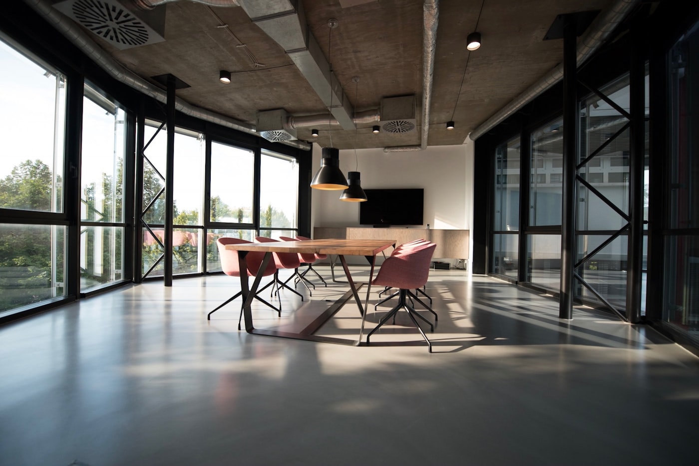Moderne kontor med folk i arbejde